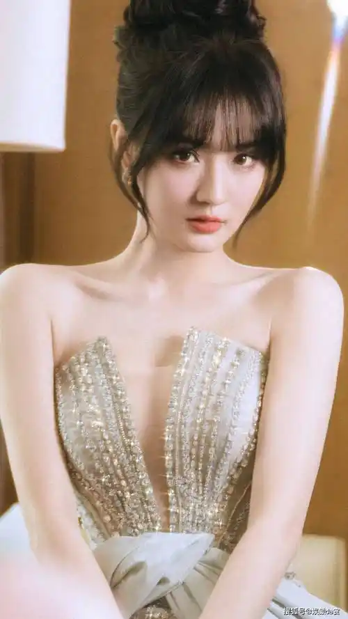 【徐璐唯美写真】亮银钻饰抹胸裙,甜美温婉,瑞丽伊人风尚造型