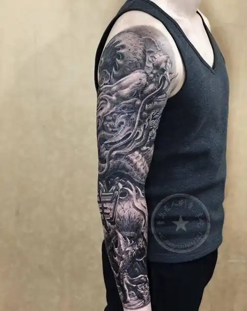 雕龙臂纹身图片_手臂新传统欧美写实石雕纹身图案