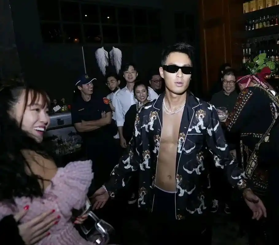 杨佑宁穿睡衣大秀腹肌,这也太帅了吧!