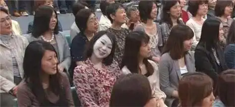 日本诡异歪头姐:面色发白颈部扭曲,难道日本都市传言是真的?