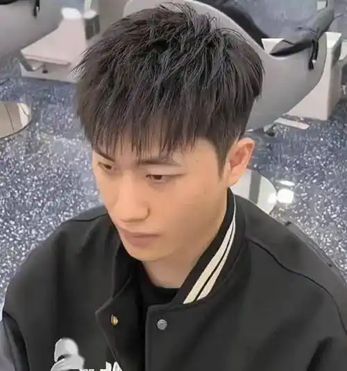 少年感十足烫发发型,帅气清爽,蓬松立体有型