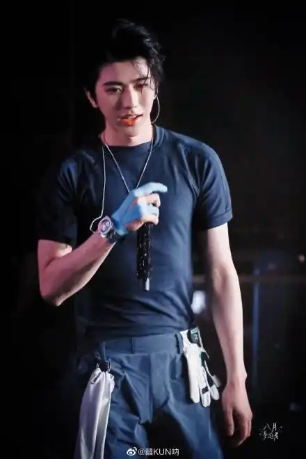 蔡徐坤男人味爆棚晒光头照打脸众人ikun你们不配说他娘