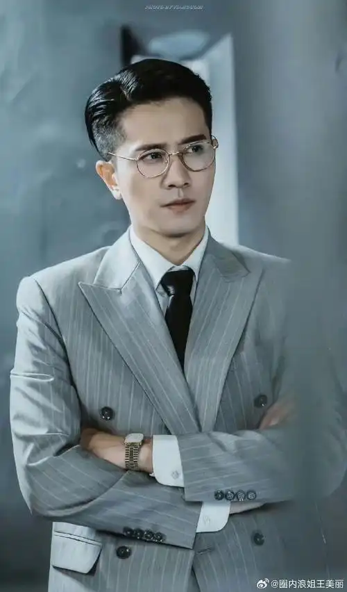 彭冠英金丝眼镜#彭冠英霸总西装77金丝眼镜斯文败类感拉满!