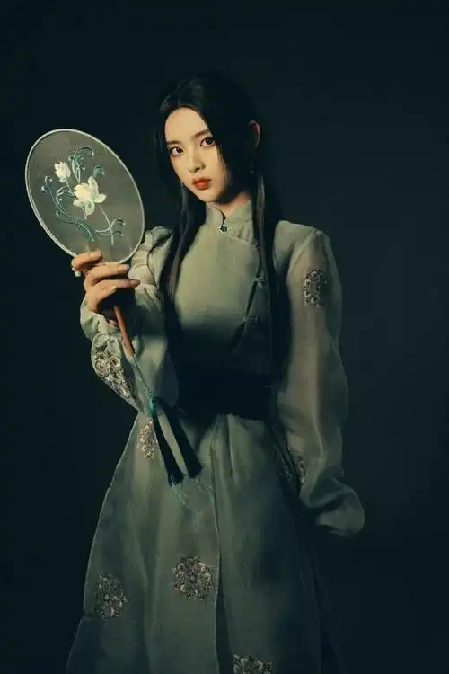 杨超越墨绿色短款旗袍拍摄路透