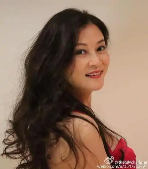 36年后,那个唱《妈妈的吻》的小女孩,成了大龄剩女