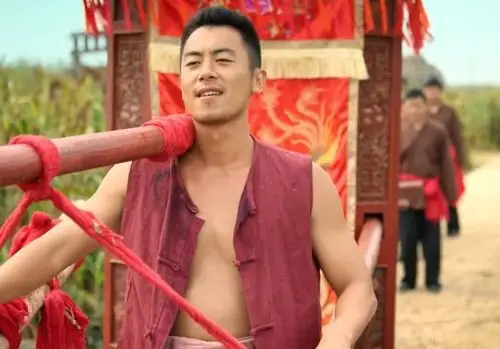 电影《红高粱》中九儿出嫁路上,轿夫余占鳌带头"颠轿子"堪称非常经典