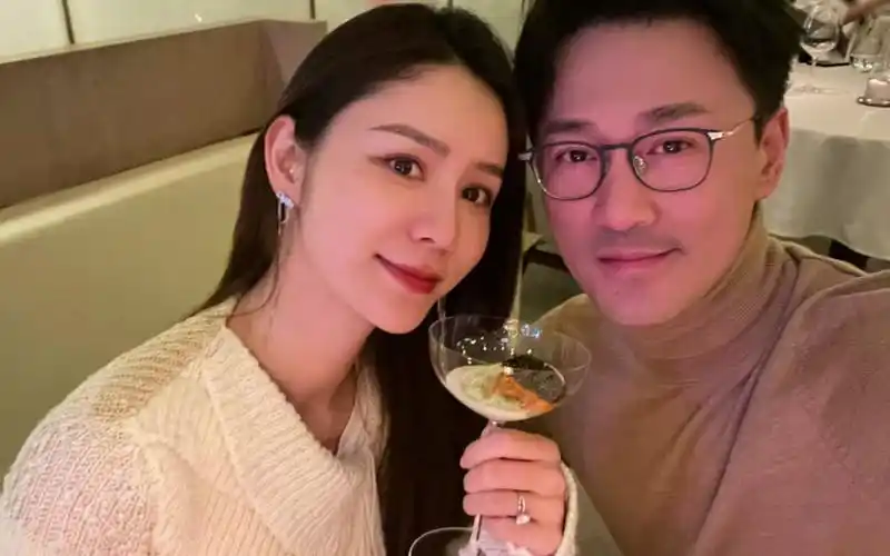 林峯张馨月庆祝结婚四周年 两人幸福举杯自拍