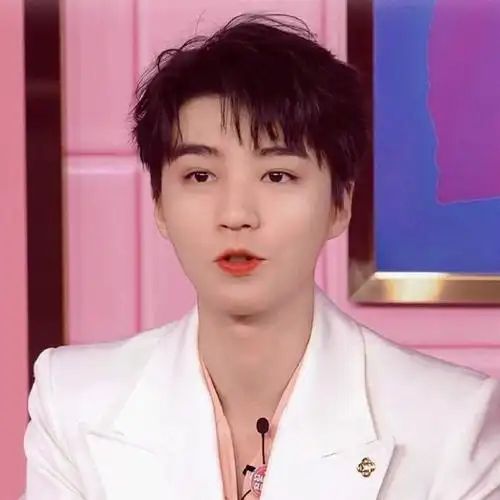 眼睛咕噜转太可爱了92#王俊凯直播