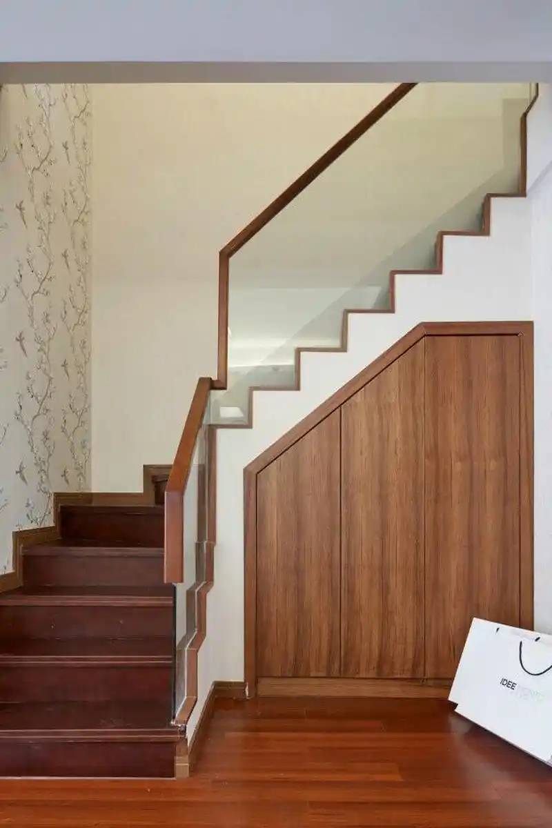 如果你家是复式楼或是小别墅的话,那转角楼梯估计是必备的,今天我就给