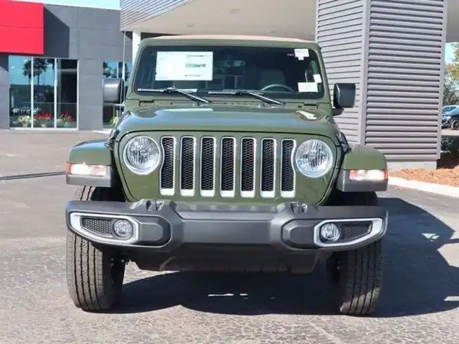 新款吉普牧马人造型硬朗复古绿色的车漆涂装带来很强的越野范