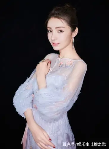 麦迪娜:尽显美好身材十分撩人,犹如仙女下凡一般