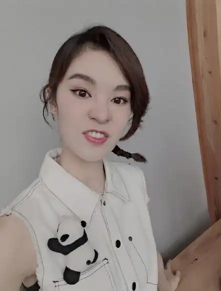 快女郁可唯晒近照模样大变一改土气造型连粉丝都难以认出