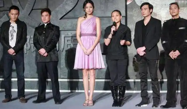 刘烨的个子已经很高了,焦恩俊也有一米八的身高,从一次几人合影中看出