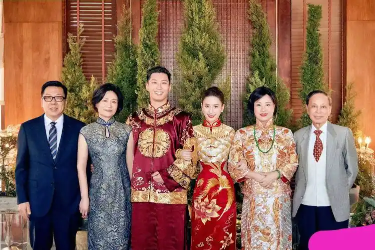 何超莲窦骁公开婚礼照片,伴手礼好豪气,赌王三太首次露面好富贵_太太