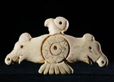 安徽凌家滩遗址出土的玉器中,既有在玉鹰上雕刻了同山东彩陶一样的