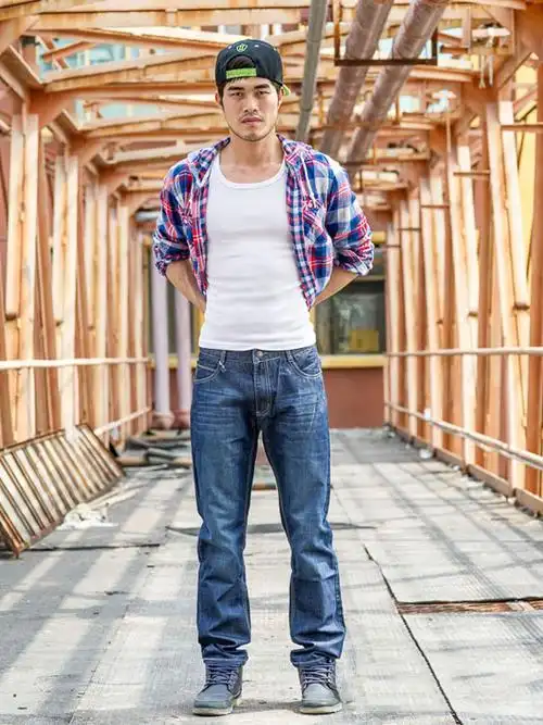 也是潮流男露肌肉的季节啊,修身合体的黑色圆领背心和牛仔裤的穿搭