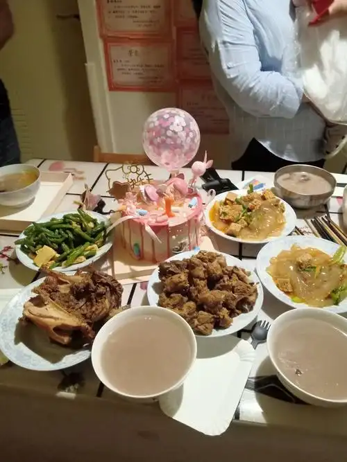 奶奶,爸爸,妈妈为依依的生日做了一桌丰盛的晚餐