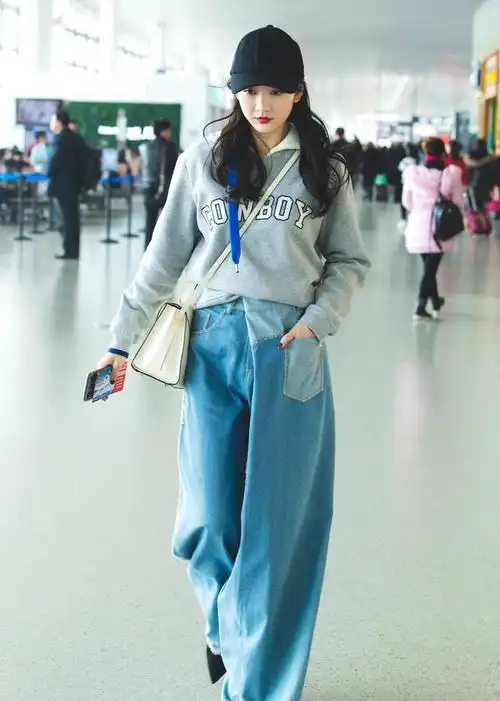 王鸥新造型太吸睛秋冬街拍穿波点吊带裙很有港式美人的高级感