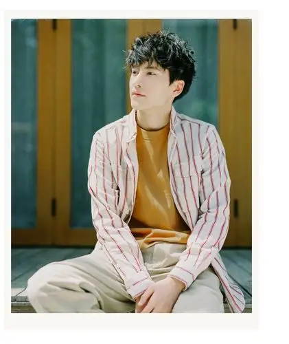 赵越学院风写真曝光 尽显青春男孩本质