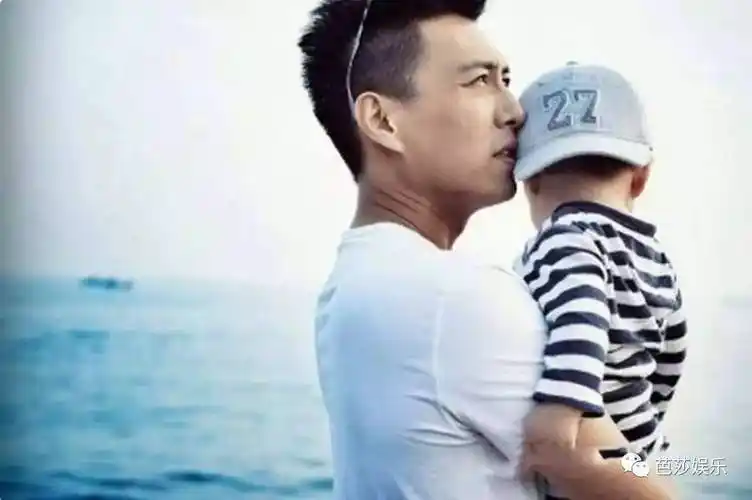 看大海靳东手机镜头里最常入镜的模特,也是这位小宝贝父子俩也总是大