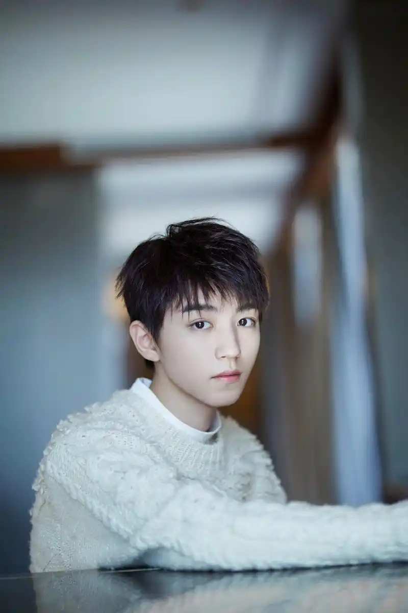 王俊凯毛衣回忆杀来袭,有好好长大的白衣少年