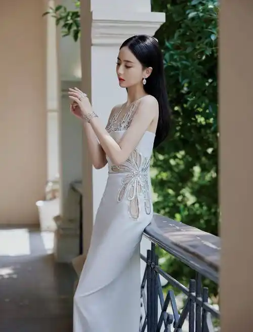 佟丽娅白色连衣裙礼服优雅写真
