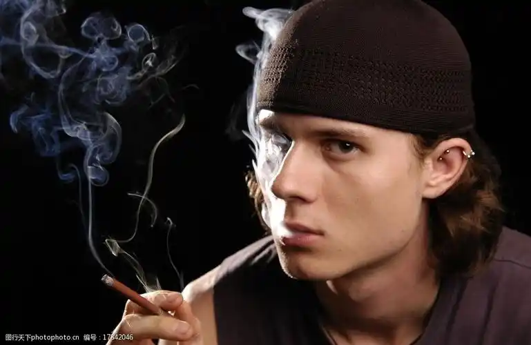 抽烟的男人图片