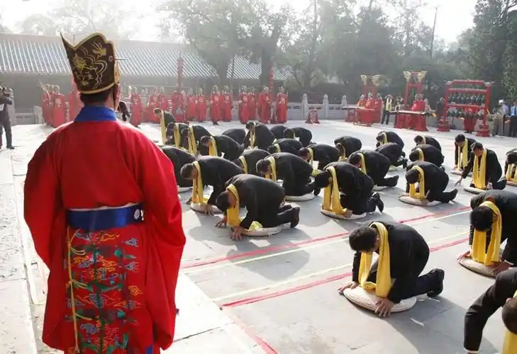 孔子后裔代表以传统释奠祭祀叩拜礼形式表达了对圣祖孔子的追思之情
