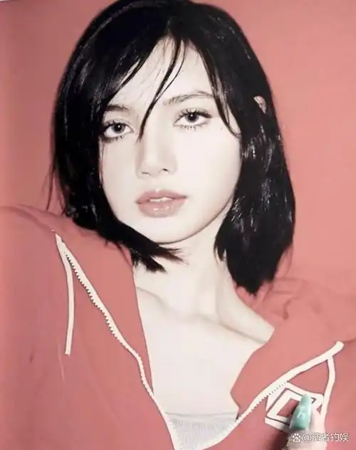 天生美女皮相,只是却脱离不了自己的刘海,而lisa也创造了一个神奇的