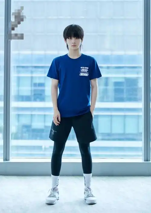 奶奶都嫌弃的"扫帚裤",周震南却穿出腿长2米,确定身高172?