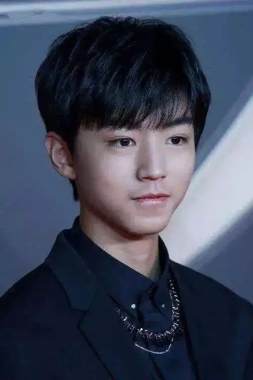tfboys队长王俊凯胡茬明显,依然难掩清秀模样.