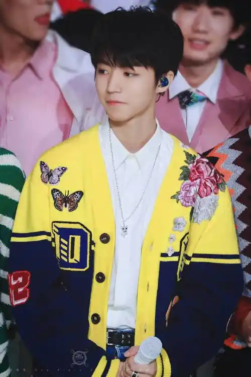 你的影子能够将黑暗变得明亮  晚安,小凯  @tfboys-王俊凯  cr