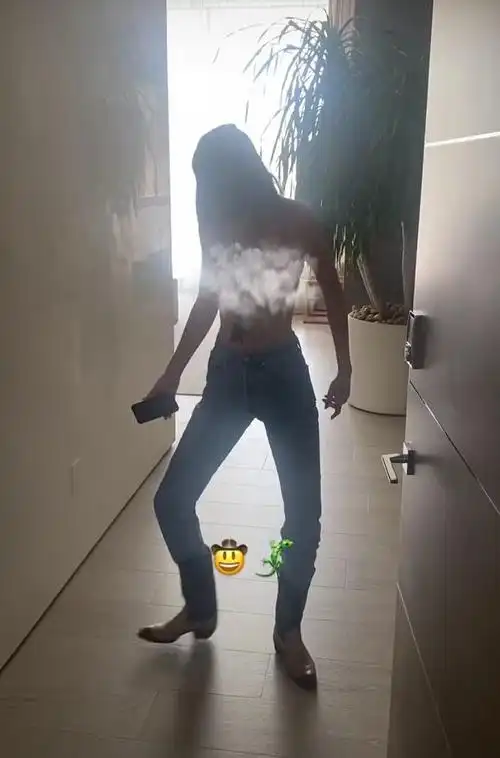 超模肯豆频繁约会男闺蜜,只穿一条绳骑车,不见工具人德文·布克|卡戴