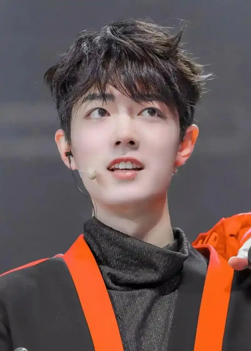 刚出道时期的肖战,卷发又奶又萌,太可爱了