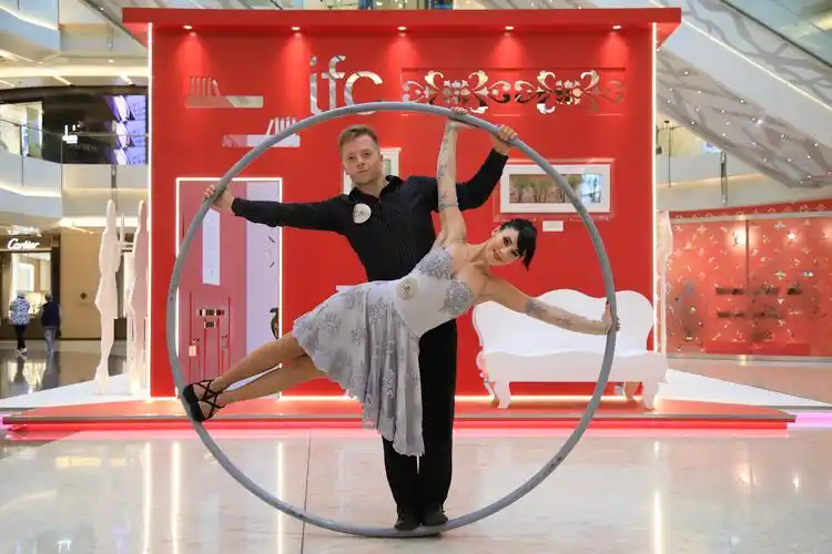 乐活丨世界级飞轮杂技秀表演亮相上海ifc商场