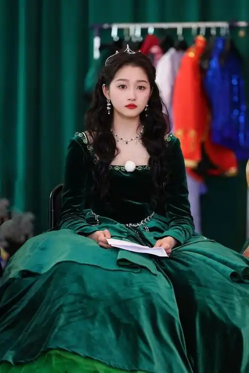 关晓彤一直以来给人的感觉都是清纯可爱的邻家女孩,这次的复古造型