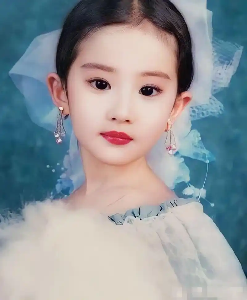 我帮刘亦菲修复了一些童年照片,惊呆了. 她小时候好像好看过头了.