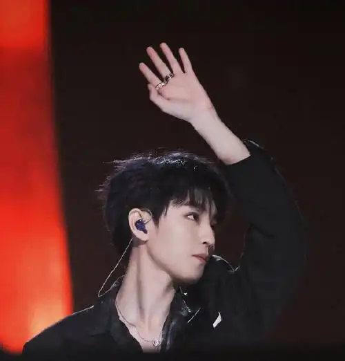 王俊凯单手吊威亚