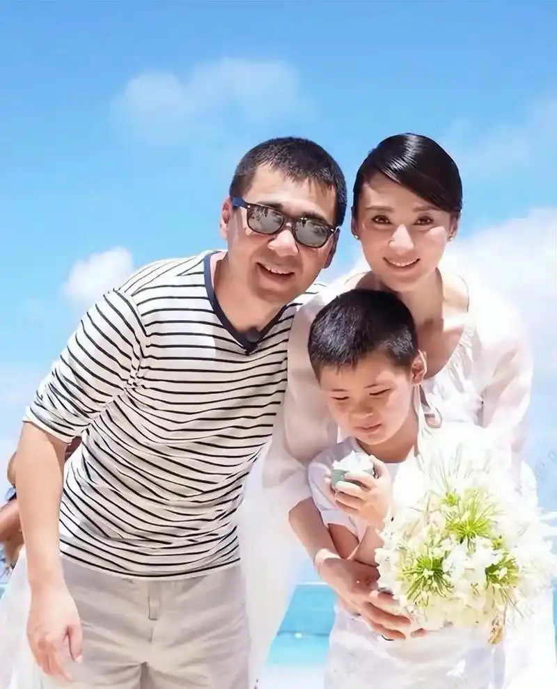 陈建斌和蒋勤勤立冬吃饺子辟谣,在立冬这天陈建斌晒出一盘饺子和两双