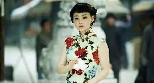 穿旗袍的梅婷太可爱了,造型传统又大气,两位王牌真像妈妈啊!