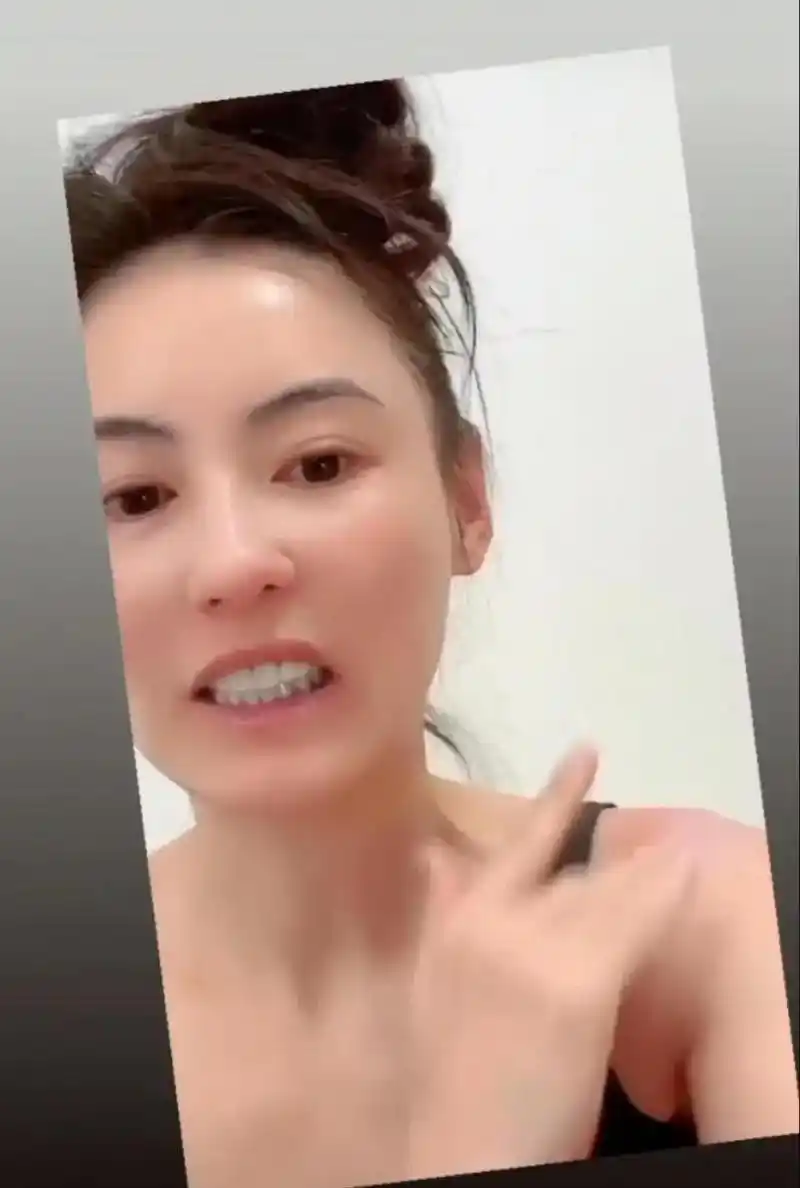 在一次晚会中,张柏芝和小沈阳合作歌曲《爱上了你》,两人深情对唱