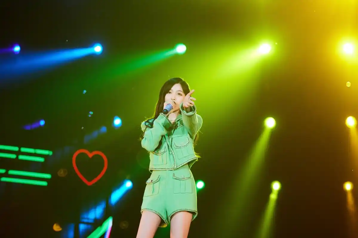 吴宣仪庆26岁生日,一身绿色套装减龄又娇俏,"漫画腿"太抢镜