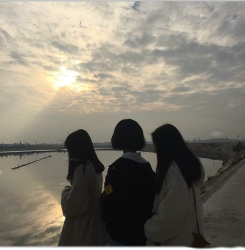 qq闺蜜头像四人背影或侧面_头像图片_扣扣乐园