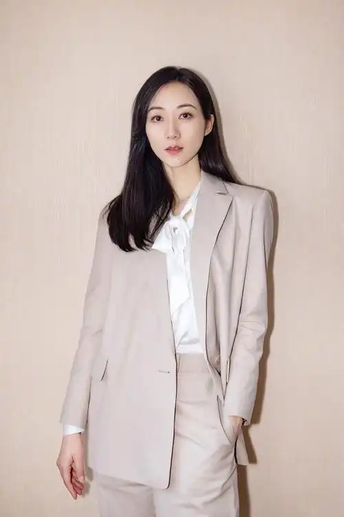 韩雪很适合穿套装,用上下同色来突出高级感,看着端庄又高雅