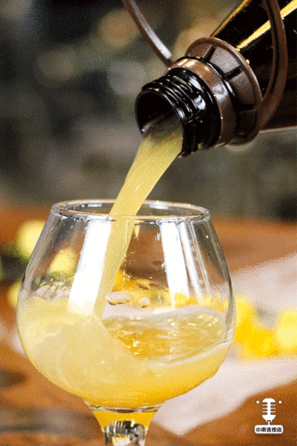 小麦的清香,啤酒花后入工艺,使得这款啤酒,入口后口感轻盈,又能感受到