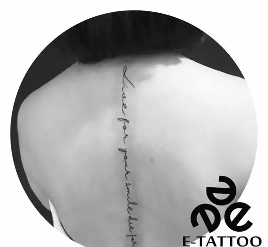 后背小字母纹身图片