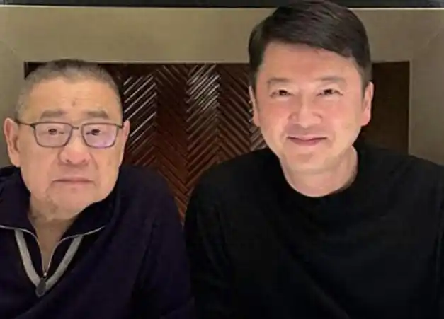 71岁刘銮雄罕见出席私人饭局,与杨受外甥合照,笑容和蔼越发慈祥|甘比