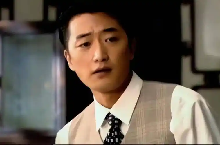 54岁演员邵峰定居加拿大,豪宅内打球吃烤羊,桌上茅台洋酒成排_生活