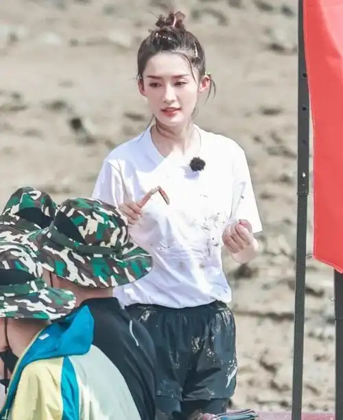 李沁换3种发型录综艺,少女系穿搭不输杨幂,氛围感有点强