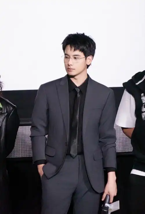 08有没有人懂我一下 胡先煦在活动现场西装77银丝眼镜带来的冲击